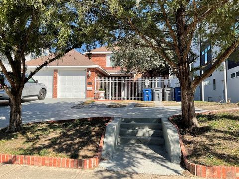 Photo of 2206 N Carroll Avenue, Dallas, TX 75204 (MLS # 21129526)