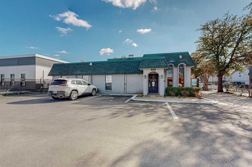 POWER AND WATER INCLUDED. LUZ Y AGUA INCLUIDA. Totally remodeled retail and or office space in CENTER Dallas. This building is sandwiched between 635, 75, Loop 12 and I30. Over 2,000 feet of space with over three offices, a  reception area, kitchen, and employee break room. It is 30 minutes from DFW International Airport, 15 Minutes from Downtown Dallas, and 15 minutes to Frisco and Plano. We have a floorplan and Virtual Walkthrough available. Hablo Español. Tenant and or Tenants Broker to verify all specifcations including, but not limited to, schools, measurements, livable area, zoning. Listing Broker will not be held responsible for any inaccuracies. Information deemed reliable but not guaranteed.