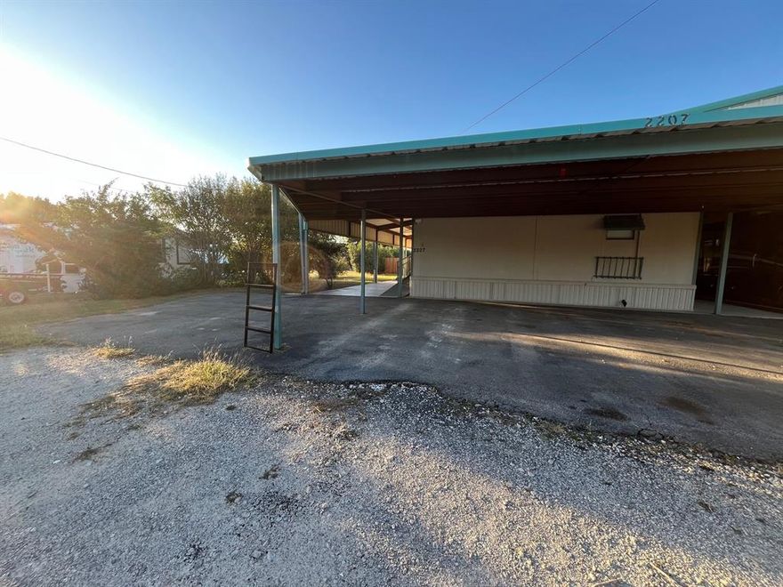 Recently Updated three bedroom two bath manufactured home in Mesa Grande. Upgrades include new flooring throughout, new paint, new blinds and all new fixtures! Property has a ramp leading to the front door and an accessible bathroom! Great location with easy commuting to Fort Worth, Weatherford, and Stephenville. Covered parking in the front of the property. Call today for a tour!