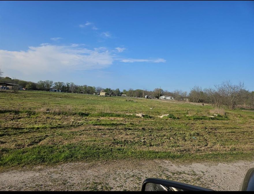 Great opportunity to own land outside city limits in Quinlan! This property offers flexible use with no zoning restrictions, ideal for a site-built home, manufactured home, or light agricultural use. Enjoy the freedom of no HOA and a peaceful rural setting while still being a short drive to town and nearby Lake Tawakoni. Utilities available nearby. Don’t miss this chance to own affordable land in a growing area. Buyer and Buyer's agent to verify zoning and other information.