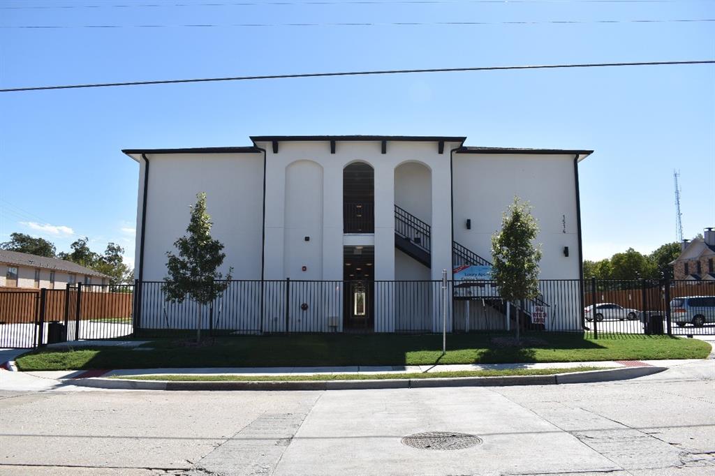 Photo of 1514 E 15th Street #22, Plano, TX 75074 (MLS # 21339176)