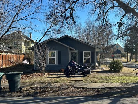 Photo of 723 S Elm Street, Sherman, TX 75090 (MLS # 21178167)