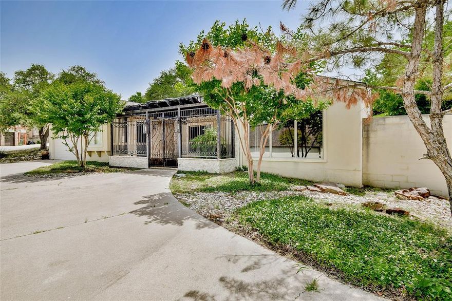 A great 1-story townhome with lakeview and no yardwork. Stunning designer decorated townhome in gated, guarded Decordova Bend Estates.  Relax outdoors in wonderful wrought iron fenced courtyard. Nearly 2,300 sq. ft. includes 3 bedrooms, two and one half bathrooms, 2 dining areas and a large 2-car garage with storage. Bambo flooring, gas fireplace and lots of built-ins in large living room. The kitchen has granite countertops, island, wine fridge, double ovens, warming oven, electric cook top, pantry, breakfast bar & breakfast nook, lighted cabinets, plantation shutters, textured walls, gorgeous chandeliers. Primary bedroom has huge closet. DCBE offers a renovated club house for dining and entertaining, 2 golf courses, community pool, children's playground, workout facility, plus tennis, pickle ball, and sand volleyball court. Only HOA fee is to DCBE.