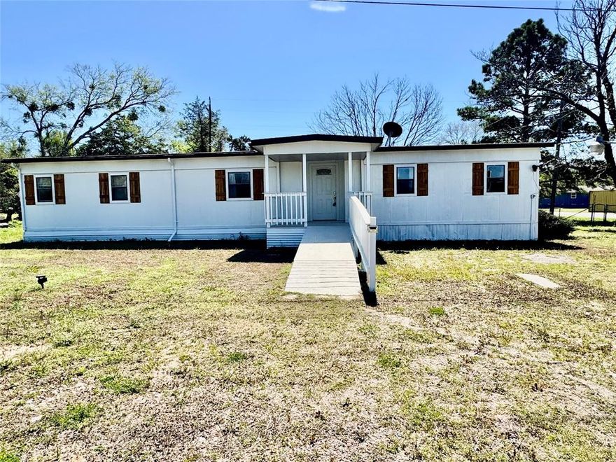 FRESHLY PAINTED!! Prime visibility and endless potential on Hwy 80 in Terrell! Located at 8920 E US Highway 80, this .75-acre corner lot offers valuable highway frontage in a rapidly growing corridor—ideal for homestead, a future commercial site, investment hold, or business location.
Enjoy quick access to Terrell, Forney, and the expanding Hwy 80 growth path, with Forney’s booming development, local boutiques and eateries, plus major retailers including HEB, Home Depot, Target, and more. Convenient proximity to I-20 and an easy commute to Dallas makes this location even more attractive for long-term upside.

High traffic exposure; corner positioning; growth nearby—don’t miss this opportunity to secure acreage in one of East Texas’ most active corridors.