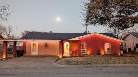 Photo of 2005 S Pine Street, Brady, TX 76825 (MLS # 21197102)