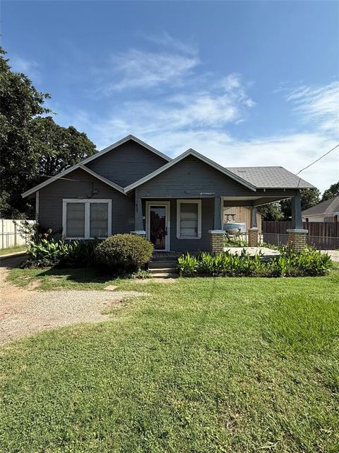 Photo of 1435 E Shady Grove Road, Irving, TX 75060 (MLS # 21312306)