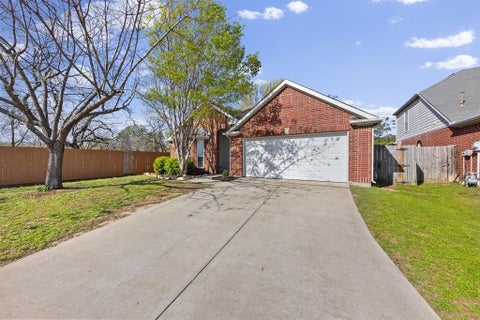 Photo of 814 Lake Bluff Drive, Lake Dallas, TX 75065 (MLS # 21422208)