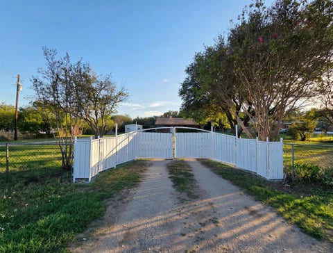 Photo of 109 Live Oak Road, Springtown, TX 76082 (MLS # 21418955)
