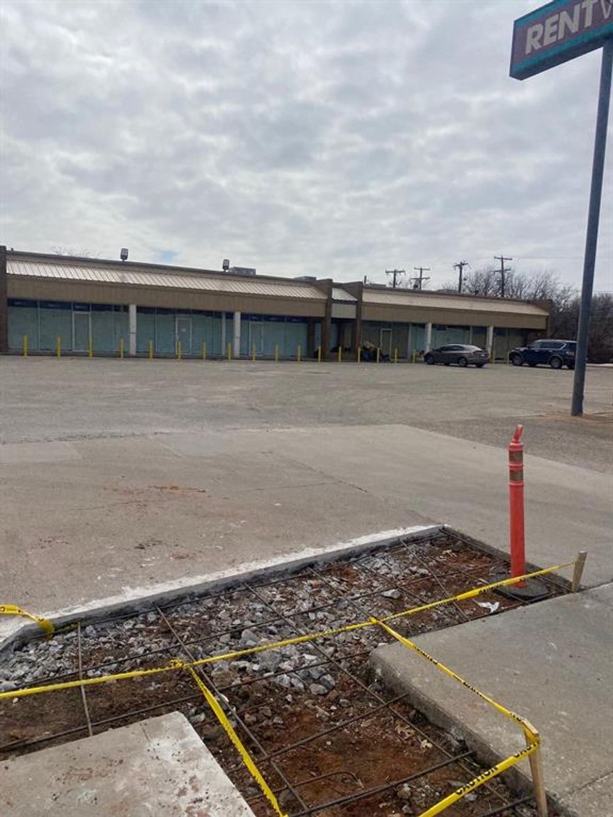 NNN INCLUDED 
Great location recently renovated brand new ac and heater also new roof and floor. Available 5 unit, excellent location for laundromat, barber shop, retail grocery store, cell phone accessory or bring your own idea. Price listed 1100 sqft unit.
More space available please call me for pricing 
UNIT C 2ND GENARATION BARBAR SHOP 1100 SQFT
UNIT D, E AND F TOGETHER  3800 SQFT (CURRENTLY RENTED AS STORAGE CAN BE AVAILABLE IF SOMEONE INTERESTED)
UNIT G,H, AND I 1100 SQFT EACH UNIT
NNN INCLUDED