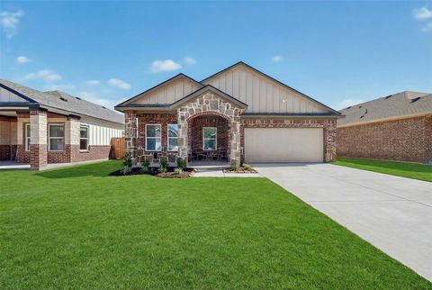 Photo of 1221 S Rockwall Avenue, Terrell, TX 75160 (MLS # 21104892)