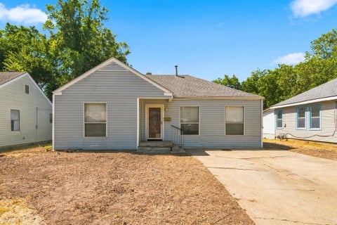 Photo of 1013 Oak Street, Grand Prairie, TX 75050 (MLS # 21359105)