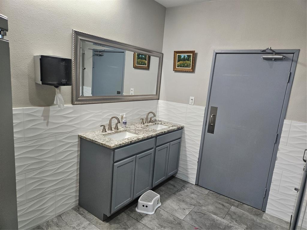 COLLEGE PARK PRO BLDG VENTURE - Commercial Sale