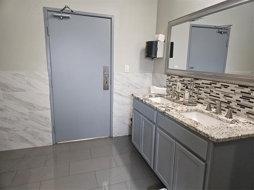 COLLEGE PARK PRO BLDG VENTURE - Commercial Sale