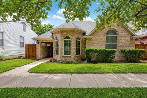 Photo of 3332 W 4th Street, Fort Worth, TX 76107 (MLS # 21304069)