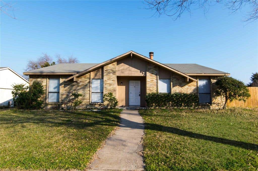 Photo of 617 Via Del Sur, Mesquite, TX 75150 (MLS # 21316475)