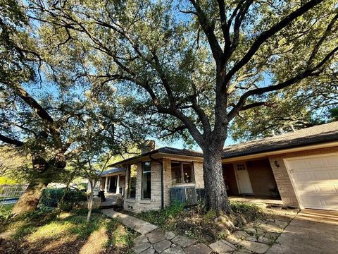 Photo of 7141 Twin Tree Lane, Dallas, TX 75214 (MLS # 21163222)