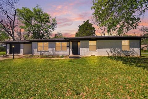 Photo of 619 9th Street, Terrell, TX 75160 (MLS # 21215233)