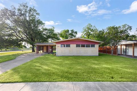 Photo of 1633 Park Place, Irving, TX 75061 (MLS # 21235723)