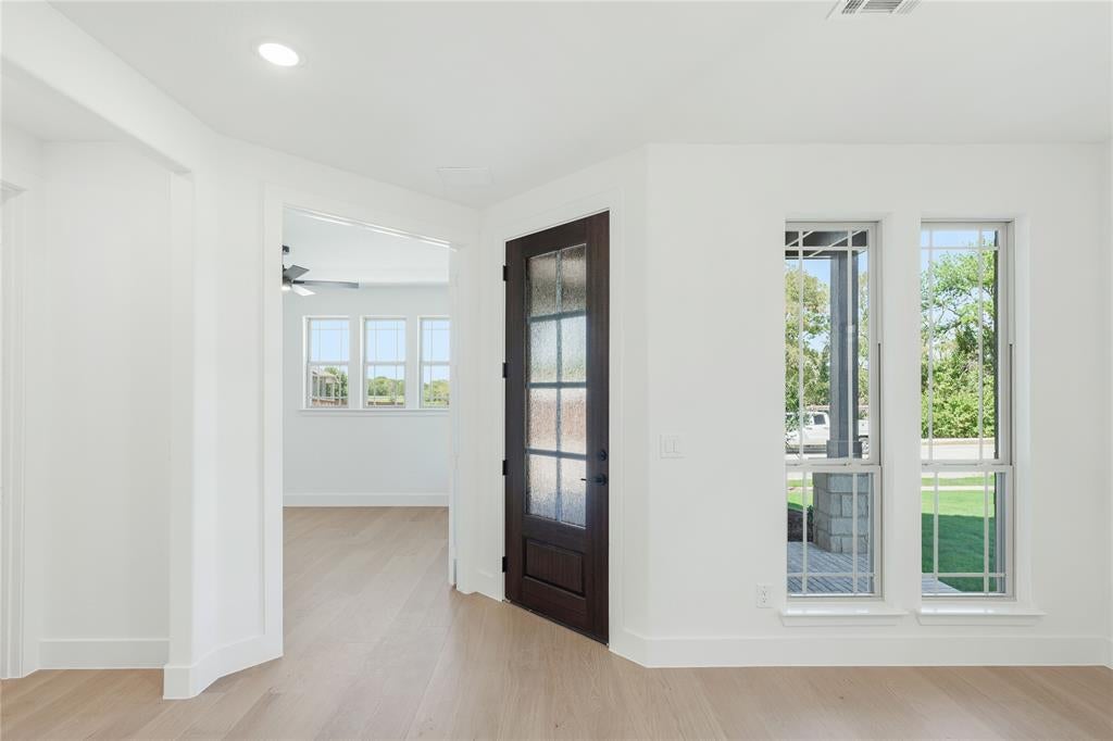 3305 Lakeland Lane