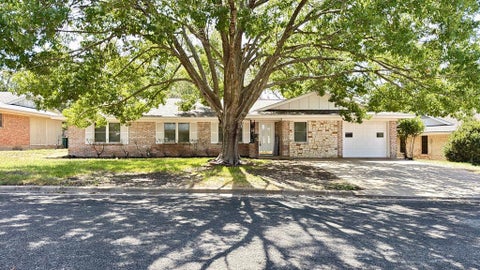 Photo of 2512 Lowrey Drive, Gatesville, TX 76528 (MLS # 21388511)