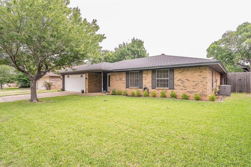 Welcome to this 3-2-2 — a lovely home featuring a sparkling pool and an unbeatable location! This well-maintained property offers comfort, convenience, and easy access to everything you need. Located just minutes from the airport, shopping, dining, and major freeways, this home is perfect for commuters and anyone who enjoys being close to city amenities while still having a relaxing place to call home.
Step outside and enjoy your private backyard oasis with a refreshing pool, ideal for entertaining guests, weekend gatherings, or simply unwinding after a long day. Inside, you’ll find a warm and inviting atmosphere with spacious living areas designed for everyday comfort.
Whether you’re looking for convenience, accessibility, or a great place to relax and entertain, this home has it all!