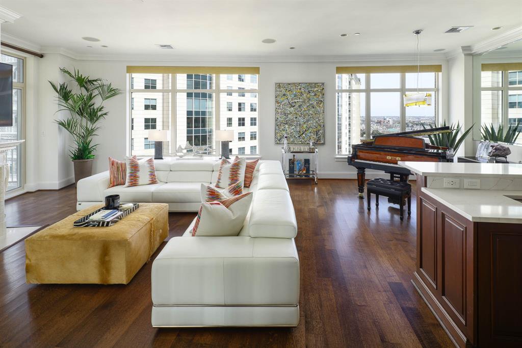 2555 N Pearl Street 1304