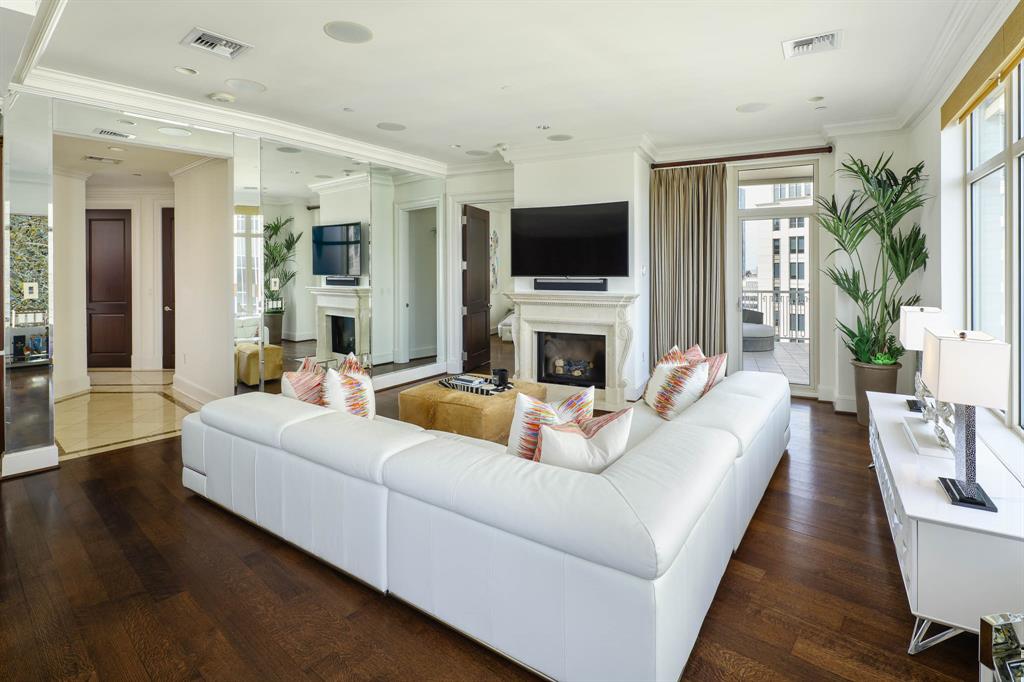 2555 N Pearl Street 1304