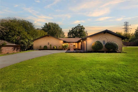 Photo of 6313 Whitman Avenue, Fort Worth, TX 76133 (MLS # 21419613)