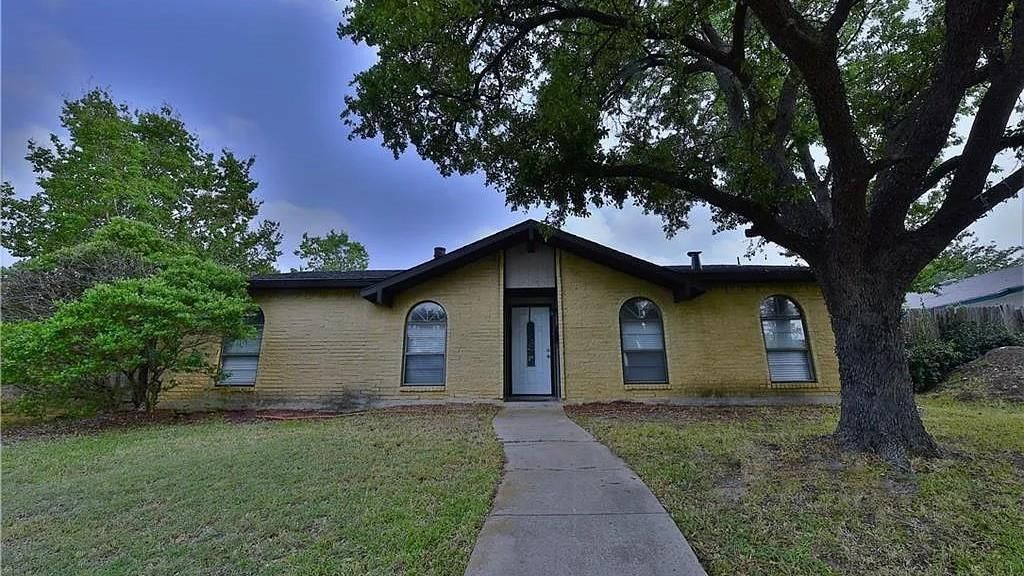 Photo of 1904 Haymeadow, Carrollton, TX 75007 (MLS # 21215527)