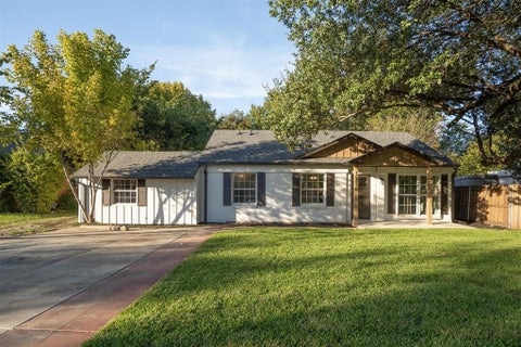 Photo of 1005 Sierra Drive, Denton, TX 76209 (MLS # 21416023)