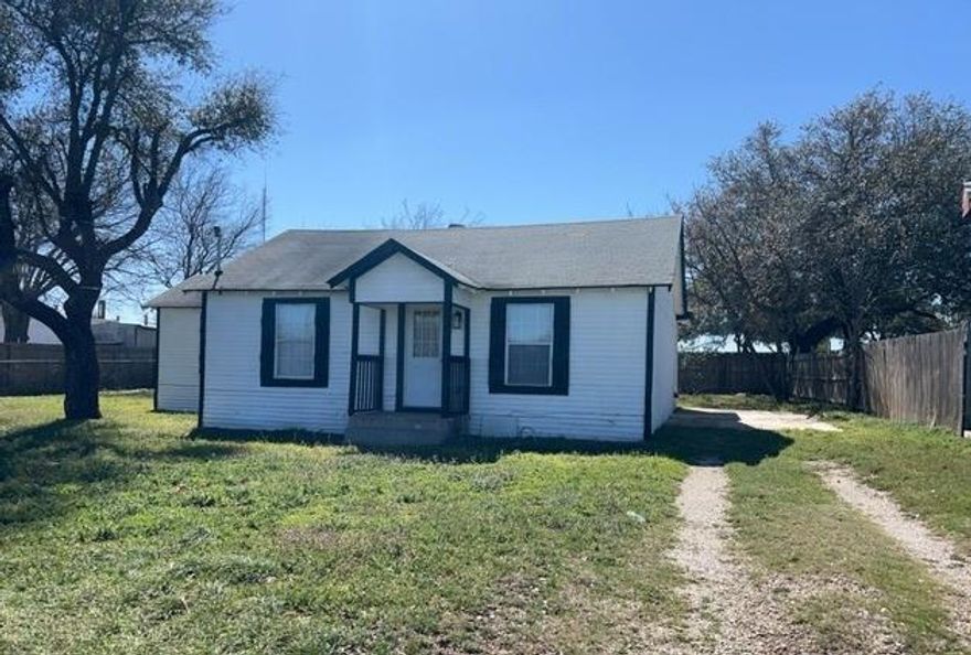 Charming home in Weatherford with a spacious backyard! This cozy home offers plenty of natural light, a functional layout, and ample outdoor space—perfect for entertaining, gardening, or relaxing. Conveniently located near local amenities, shopping, and dining. There is a bonus room that could be used as a bedroom. Don’t miss this opportunity!