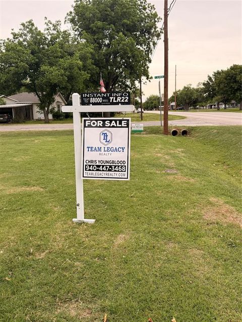 Photo of 510 N Pacific Avenue, Iowa Park, TX 76367 (MLS # 21261266)