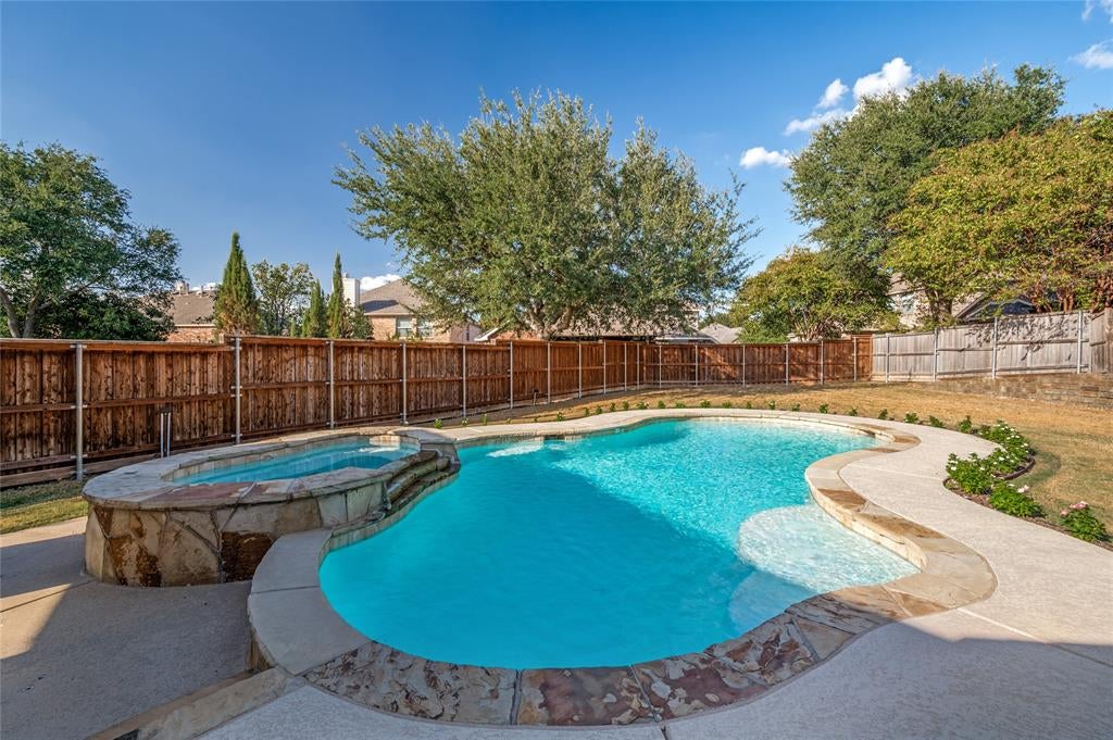 2405 Warwick Circle