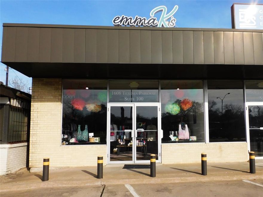 Just one suite available in this busy shopping center in Sherman! Oak Glen Shopping Center is centrally located in one of the fastest growing cities in North Texas! With a great mix of retail and professional services, abundant parking, and easy access to Highways 75 and 82, this suite is a great location for your neighborhood service.  Call Broker for more information!