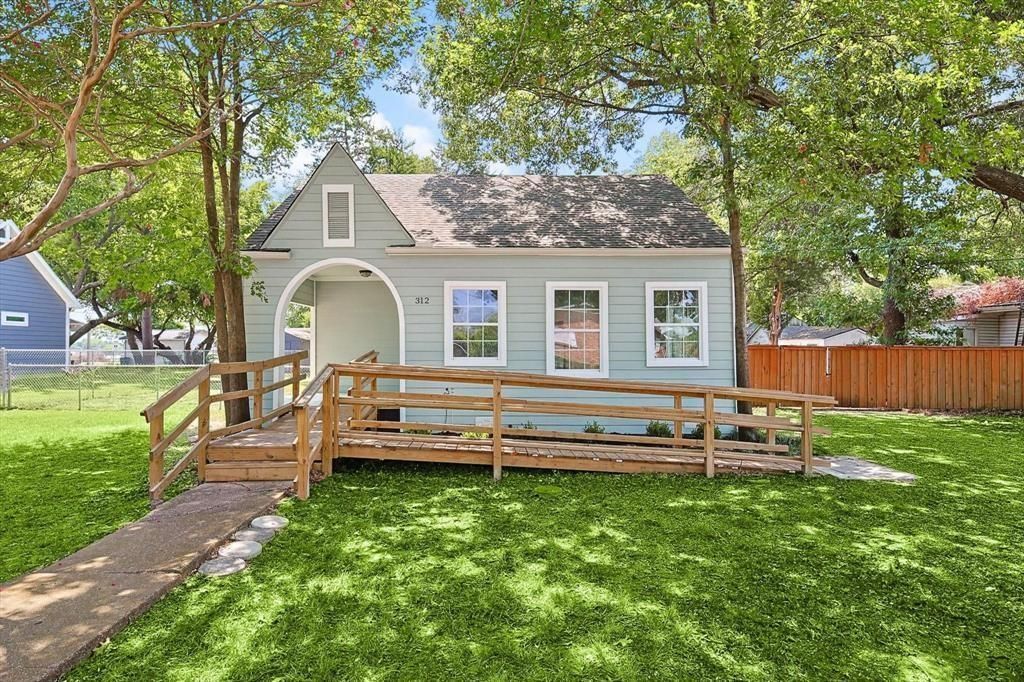 Photo of 312 Kimbrough St, Mesquite, TX 75149 (MLS # 21165004)