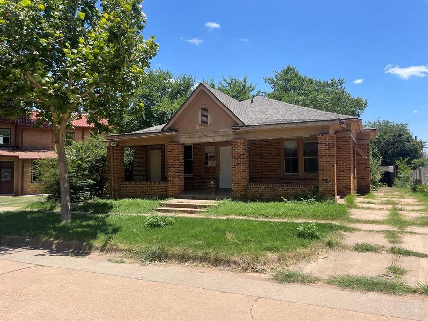 HUGE POTENTIAL!!! This duplex is currently vacant but has potential to bring in $1400+ a month in rent once remodeled. 705 A 2 bed 1 bath 705 B 1 bed 1 bath.    This property is part of a portfolio.  Ask agent for information on full portfolio