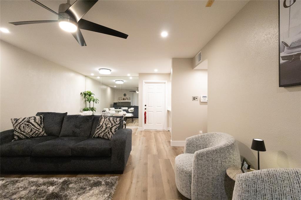 Cambridge Condo Ph 01 03 - Residential