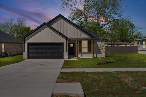 Photo of 113 N Third Street, Celeste, TX 75423 (MLS # 21231377)