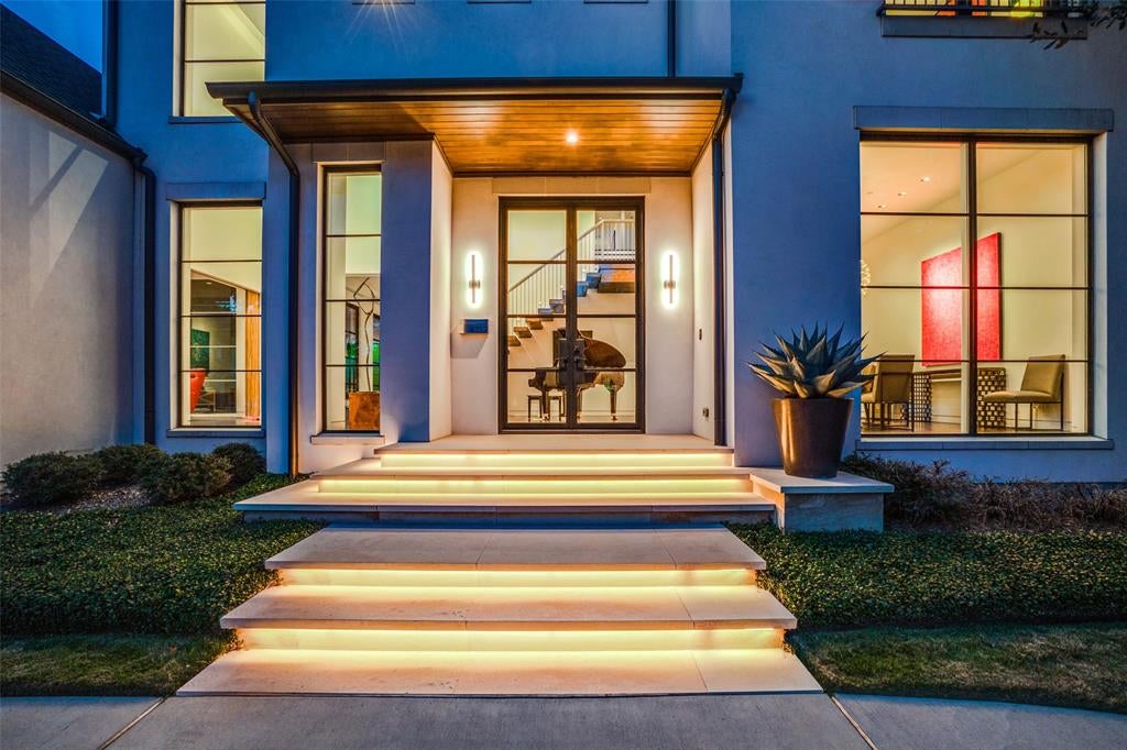 4352 Fairfax Avenue