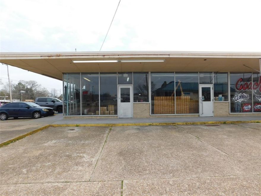 CORNER SPACE IN A MULTI UNIT STRIP CENTER FACING JEWELLA AVE, IN SHREVEPORT, LA. 71109. HEAVY TRAFFIC, BUSY AREA AND FORMALLY A RETAIL SHOP. THE SQUARE FOOTAGE IS ESTIMATED TO BE 1500+ -, WAITING TO BE MEASURED, AND MUST BE VERIFIED BEFORE SIGNING A LEASE.