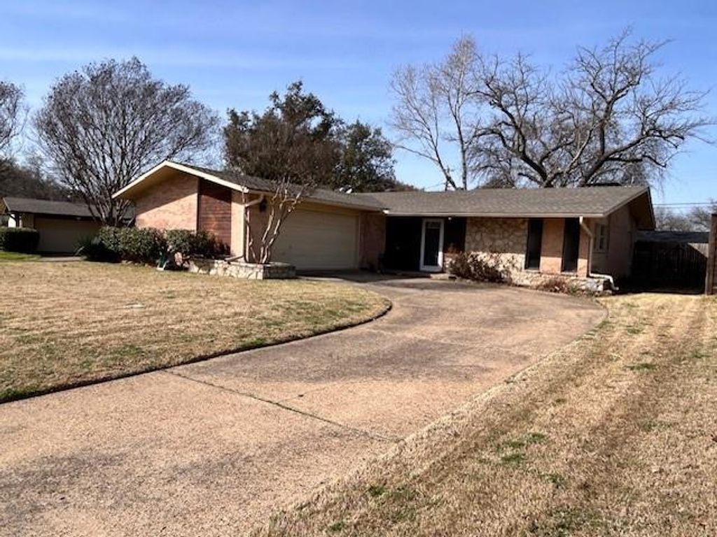 Photo of 928 Wisteria Way, Richardson, TX 75080 (MLS # 21194087)