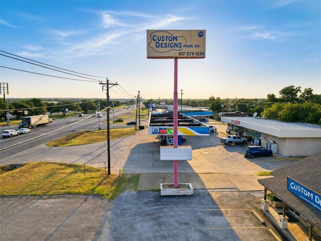 904 E US Highway 377