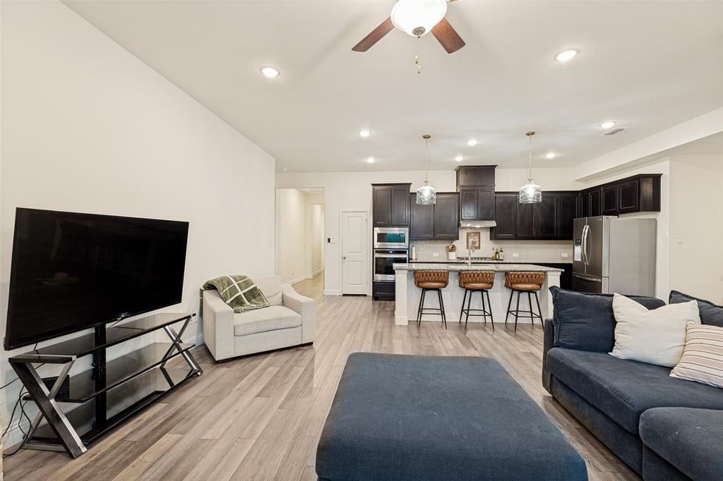 4015 Cloverleaf Trail