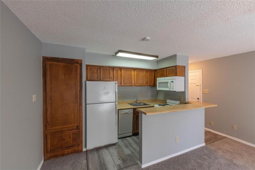 1 Bedroom 1 Bath Unit Available for Rent in Dallas!

Updated 1-1 Condo is available for rent on the 3rd floor in Richland Trace Condominiums. The unit features fresh paint and new ceiling fans with light kits. The unit additionally comes with new carpet, waterproof vinyl plank flooring and new blinds. The galley design kitchen is equipped with a new cooktop stove with an oven, stackable washer-dryer, refrigerator, and ample cabinet space. The apartment is bathed in ample natural light and includes a balcony for additional outdoor space. The unit additionally comes with one designated parking spot, and for added convenience, visitor parking is available in spots without numbers. The condo is strategically located, offering proximity to Richland College, Hwy. 75 & I-635 freeways, and shopping options. Rent includes water and trash. Experience a stylish and updated living space in a great location.