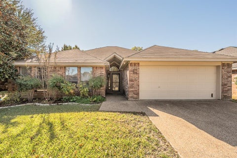 Photo of 7924 Fox Chase Drive, Arlington, TX 76001 (MLS # 21418829)