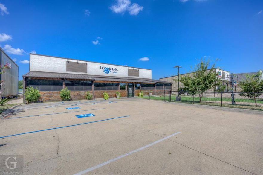 Great restaurant building built in 2019! Property for Sale or for Lease. Two kitchens...one perfect for large catering orders. Two bars and two sections to hold tables for dine in customers. Large dishwashing bay in the back and separate area for baking. Only restaurant in the Shreveport Bossier City area with an automatic weekly spray to kill viruses and bacteria. Spray is 100% safe and there is no need to wipe down areas afterwards. Play area with basketball goal in front of building. This price is only for the building. If interested in purchasing established restaurant business, other negotiations will be required. Call me to discuss all your options!