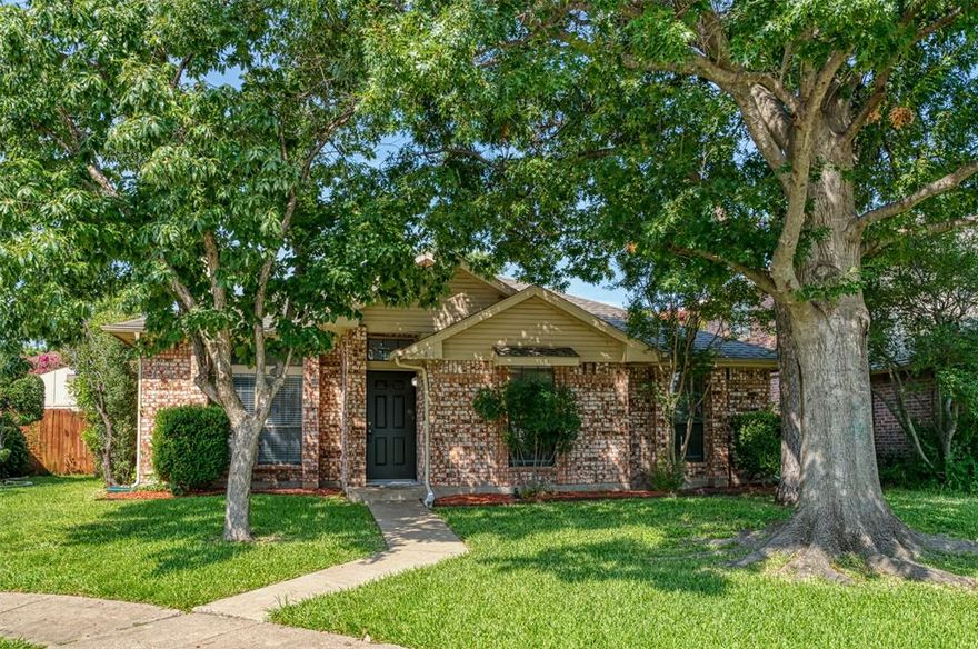 This delightful home located in the serene neighborhood of Westwood Estates in Rowlett, TX is ready for new family. Charming abode offers three spacious bedrooms and two pristine bathrooms, providing ample space for your comfort and relaxation. The kitchen boasts the convenience of gas cooking, allowing you to whip up delicious meals with ease. Unwind after a long day in the luxurious garden tub, providing a tranquil oasis within your own home. The house features Luxury Vinyl Planks in family and dining rooms, adding a touch of elegance to the living space. Additionally, a cozy nook awaits, for breakfast & enjoying a cup of coffee. Situated in a desirable location, offering a peaceful retreat while still being within close proximity to all the amenities and attractions that Rowlett has to offer.
NO BLIND SHOWINGS NO BLIND APPLICATIONS