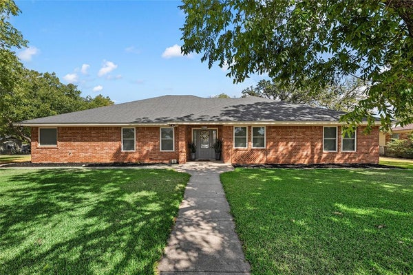 1004 N MAIN ST, WEST, TX 76691 - Image c16abb49d7c5cd98abf25c05977a2fcf/1312003526