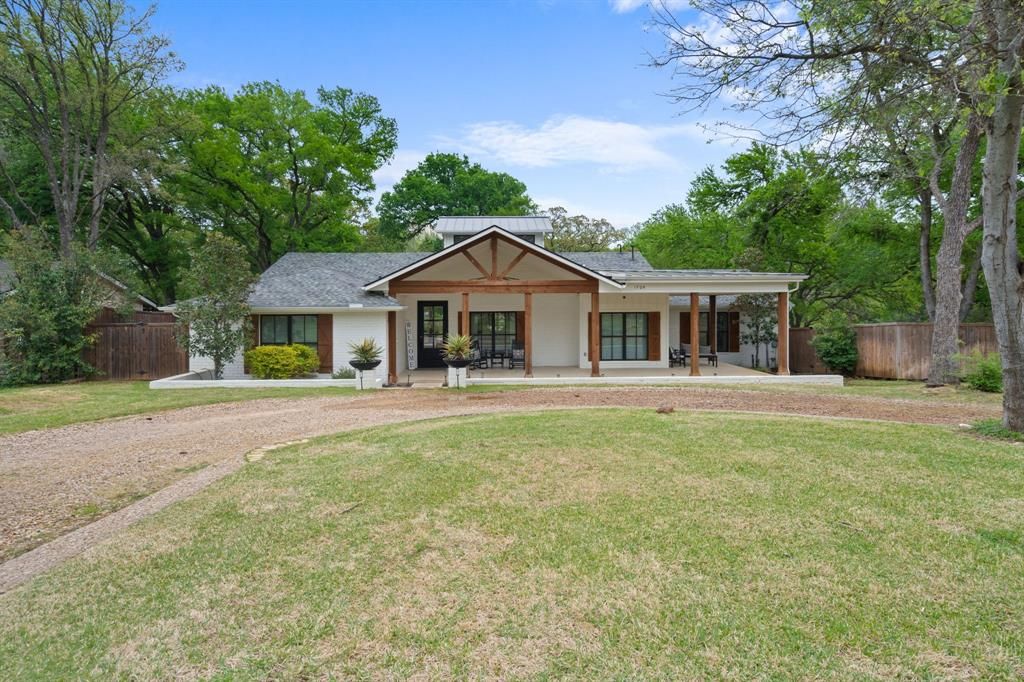 Photo for 1704 Silverside Drive, Grapevine, TX 76051 (MLS # 21007995)