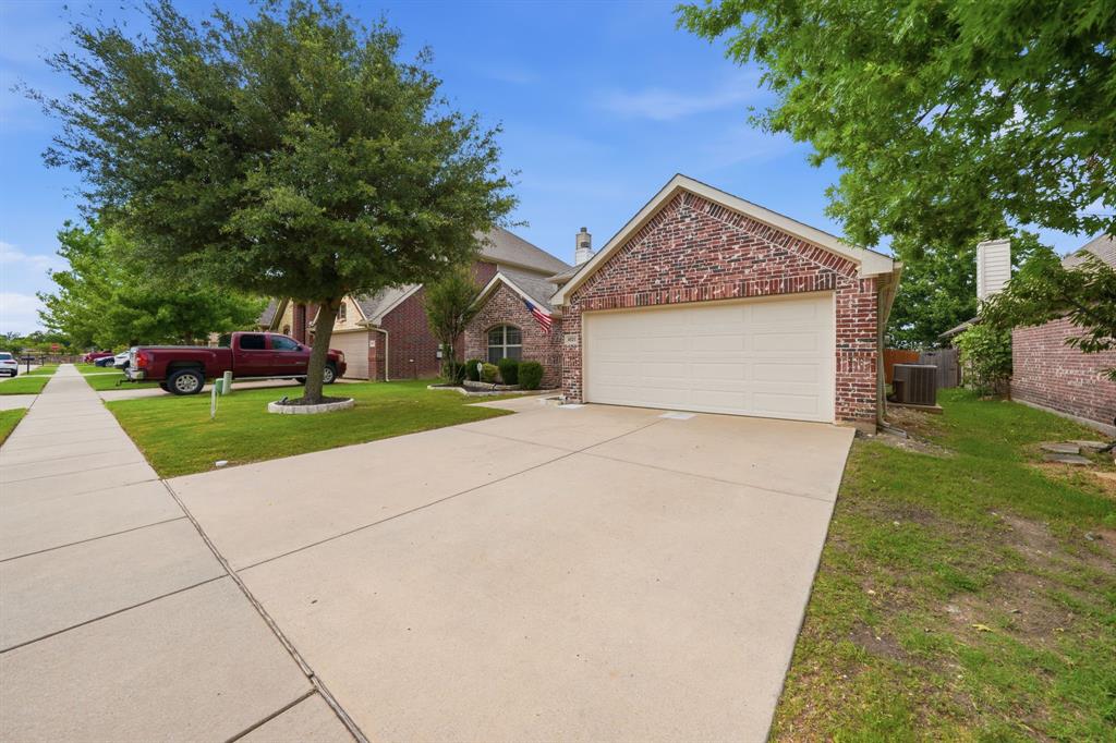 4521 Lakeside Hollow Street